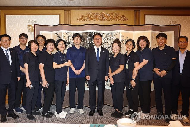 김민석 국무총리, 정부청사 환경실무원 격려 오찬