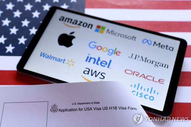 비자 신청서와 미국의 주요 IT대기업 로고