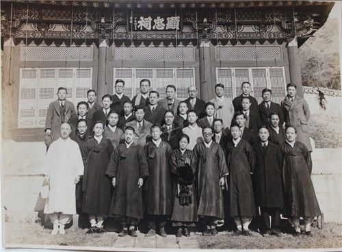 조선어 표준어 사정위원회 1독회 종료 후 현충사 참배한 조선어학회