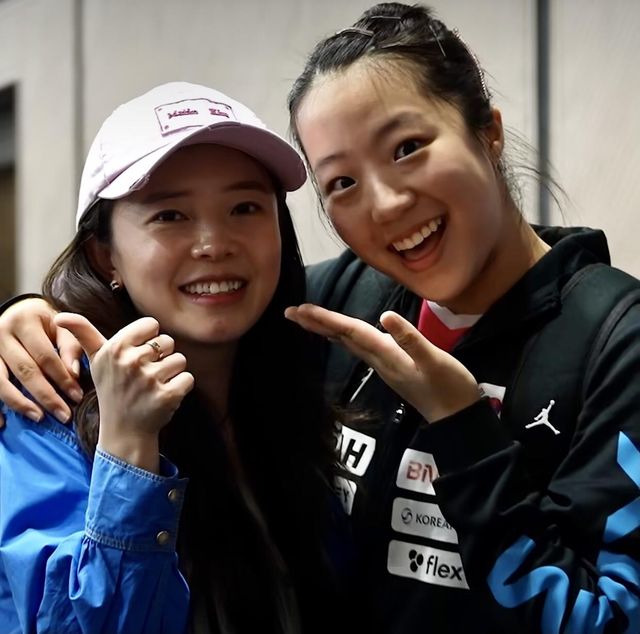 중국 스매시가 열린 베이징에서 재회한 '영혼의 단짝' 신유빈(오른쪽)과 전지희