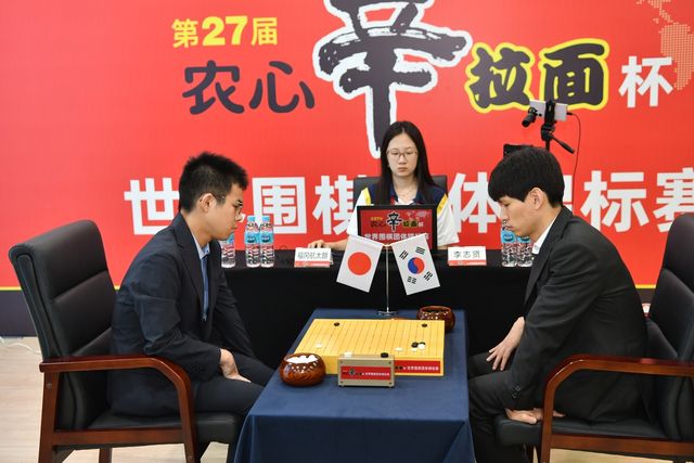 이지현(오른쪽)이 농심신라면배 2국에서 일본 후쿠오카 코타로에게 승리했다.