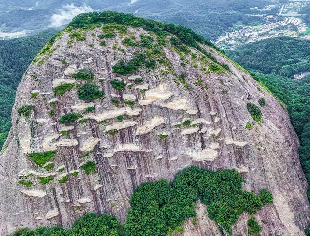마이산 암마이봉의 타포니 [사진/백승렬 기자]