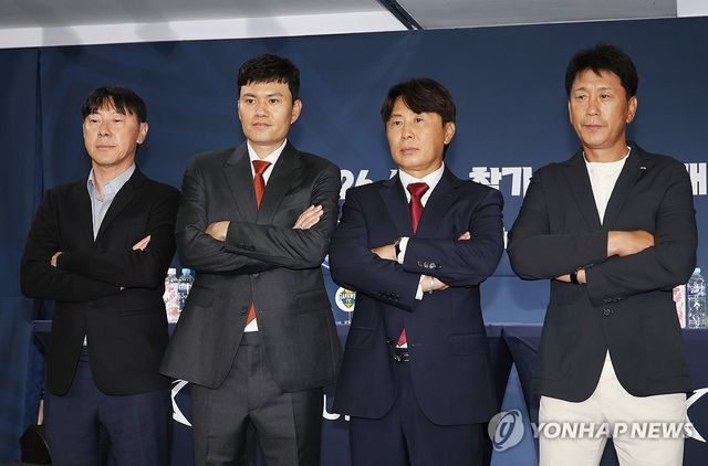 포즈 취하는 감독들