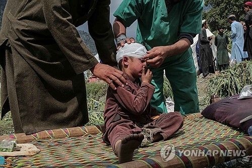 아프간 쿠나르주 야외 진료소서 치료받는 어린이