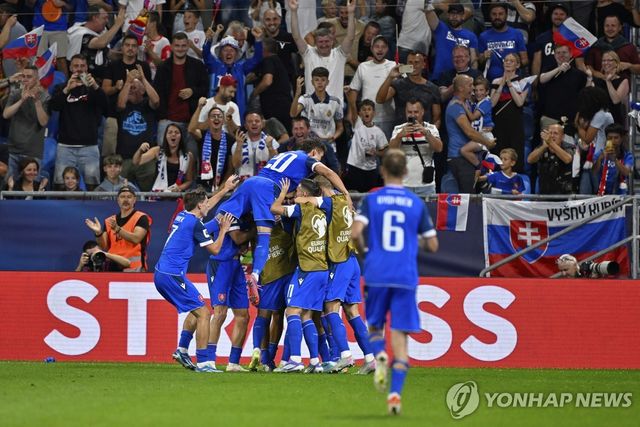 골 세리머니 하는 슬로바키아 선수들.