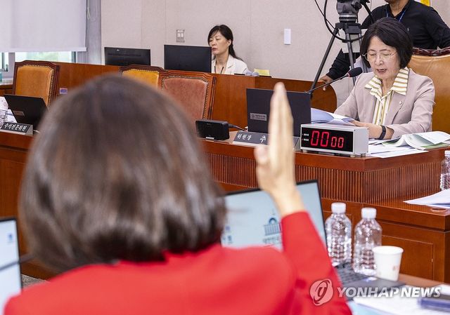 추미애 법사위원장에게 항의하는 국민의힘