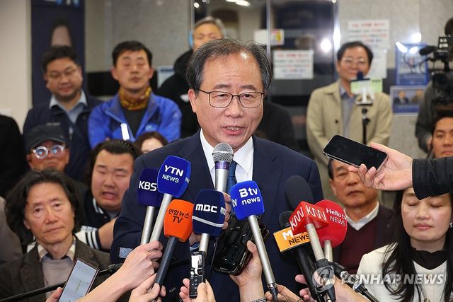 인터뷰하는 김석준 부산시교육감 후보