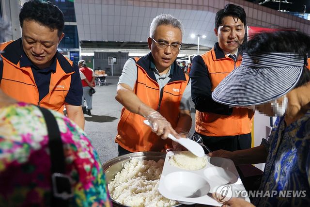 급식 배식하는 이희학 목원대 총장과 교직원들