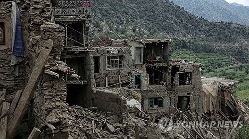 지진으로 무너진 아프간 쿠나르주 주택