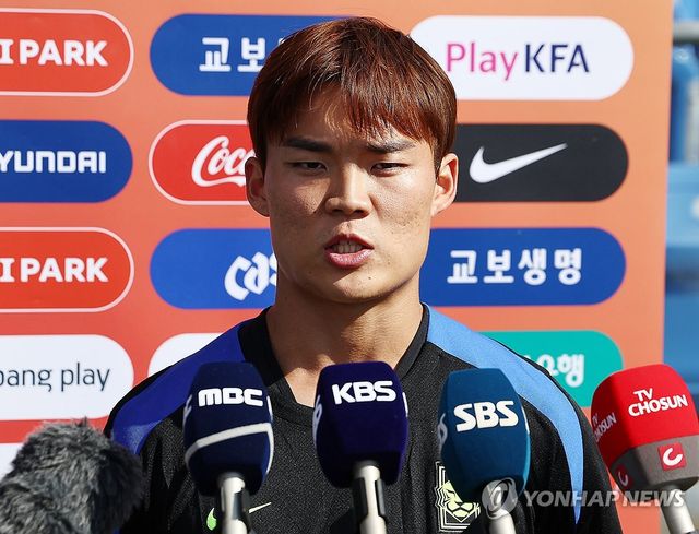 인터뷰하는 오현규