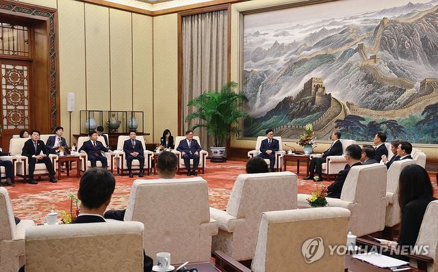 중국 자오러지 상무위원장과 면담하는 우원식 의장