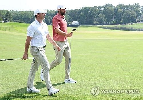 코스를 나란히 걷는 셰플러와 매킬로이.