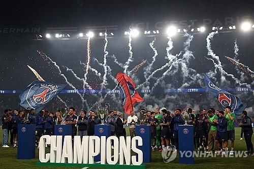 2024-2025시즌 UCL 챔피언 파리 생제르맹 선수들의 세리머니 모습.