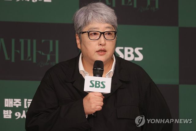 인사말 하는 변영주 연출