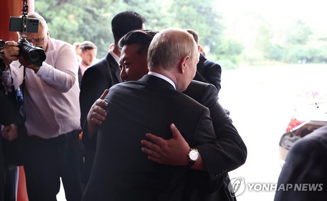 김정은과 푸틴의 포옹