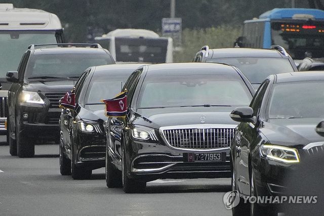 '김정은 방중' 북 인공기 단 차량 행렬