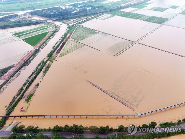 지난달 4일 오전 전남 함평군 엄다면 일대 농경지가 빗물에 잠겨 있다. [연합뉴스 자료사진]