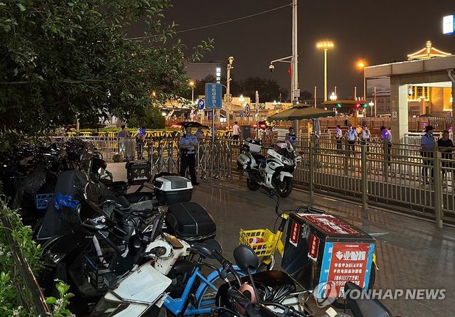 베이징역 인근에서 이동하는 김정은 북한 국무위원장 의전차량