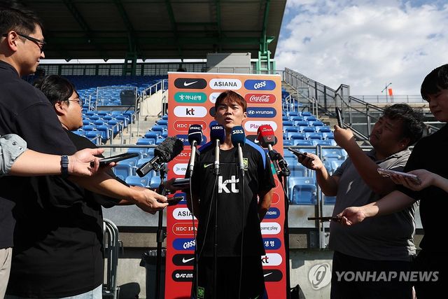 인터뷰하는 오현규