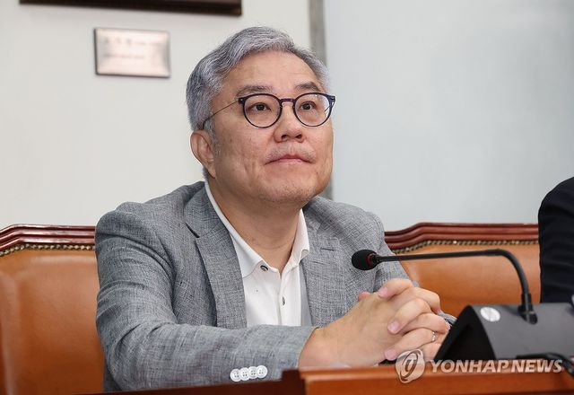 최고위원회의 참석한 최강욱 교육연수원장