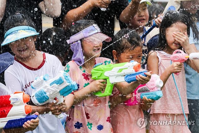 더위 날려버릴 물총놀이