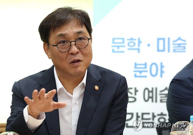 문학·미술 분야 예술인 간담회서 발언하는 최휘영 장관
