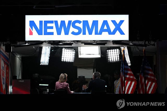 취재보도 현장의 뉴스맥스 부스 