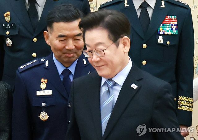 환담장 향하는 이재명 대통령과 진영승 합참의장 후보자