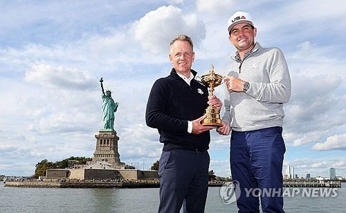 유럽팀 단장 루크 도널드(왼쪽)과 미국팀 단장 키건 브래들리.
