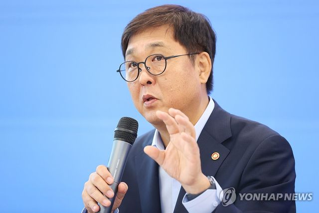 정책 설명하는 최휘영 문체부 장관