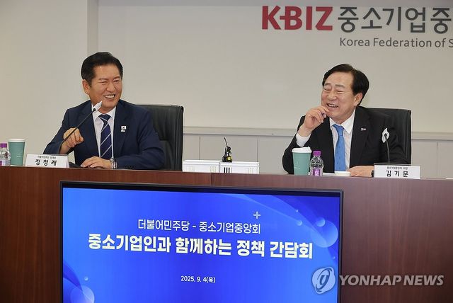 활짝 웃는 정청래 대표-김기문 회장