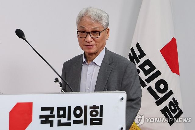 브리핑장 들어서는 여상원 윤리위원장