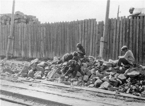 길가에 앉아 굶주리는 사람들