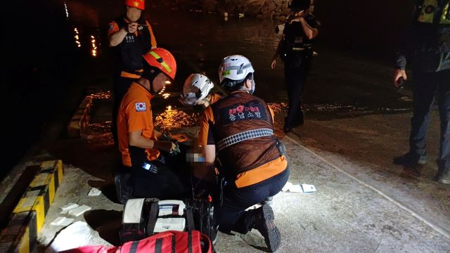 구조된 운전자에 심폐소생술(CPR) 실시하는 구급대원