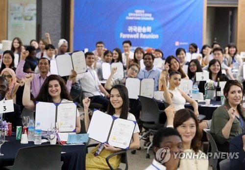 수료증 받아 든 외국인 장학생들