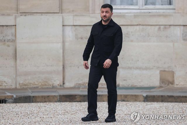 3일 프랑스 엘리제궁에 도착한 젤렌스키 대통령