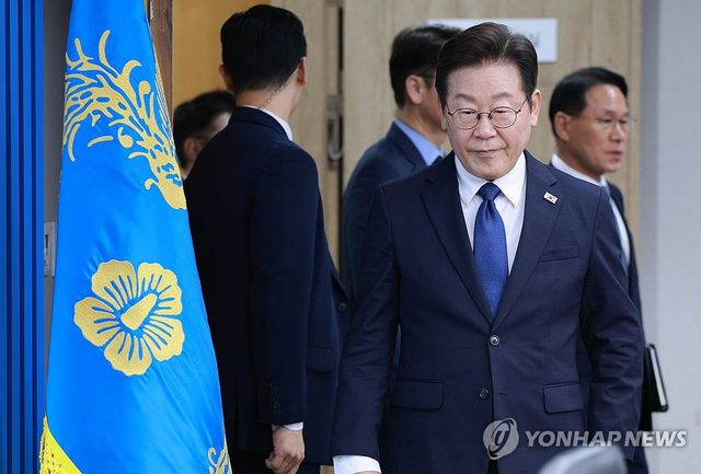 이재명 대통령, 9차 수석·보좌관 회의 참석