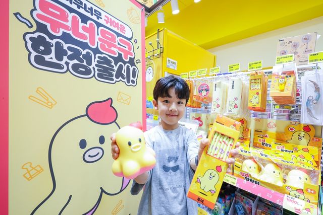 LG유플러스가 무인문구점 '문구야 놀자'와 손잡고 키즈특화 캐릭터 '무너'를 활용한 문구 판매에 나선다. 사진은 무너X문구야 놀자 상품을 소개하는 어린이 모델 이준의 모습. [LG유플러스 제공. 재판매 및 DB 금지]