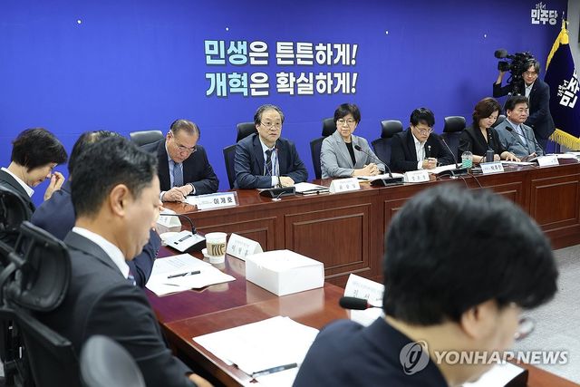 발언하는 문진영 사회수석