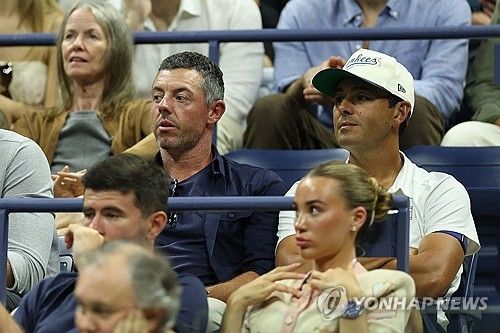 US오픈 테니스를 관전하는 매킬로이.