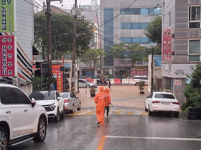 기습 폭우에 도로 침수