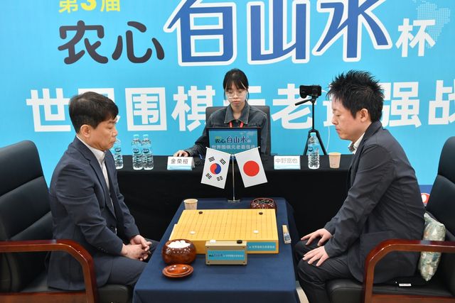 김영환(왼쪽) 9단이 농심백산수배에서 일본의 나카노 히로나리 9단에게 패했다.