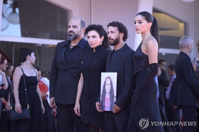 이스라엘 공격으로 숨진 6살 힌드 라잡의 사진 들고 베네치아 영화제 참석한 '힌드라잡의 목소리' 출연진들 
