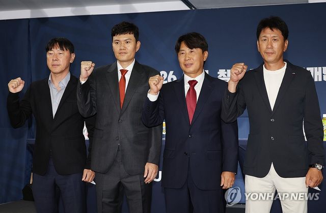 포즈 취하는 감독들