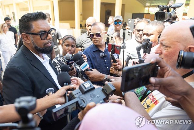 현지 기자들과 인터뷰하는 모하메드 이르판 알리 가이아나 대통령(왼쪽)