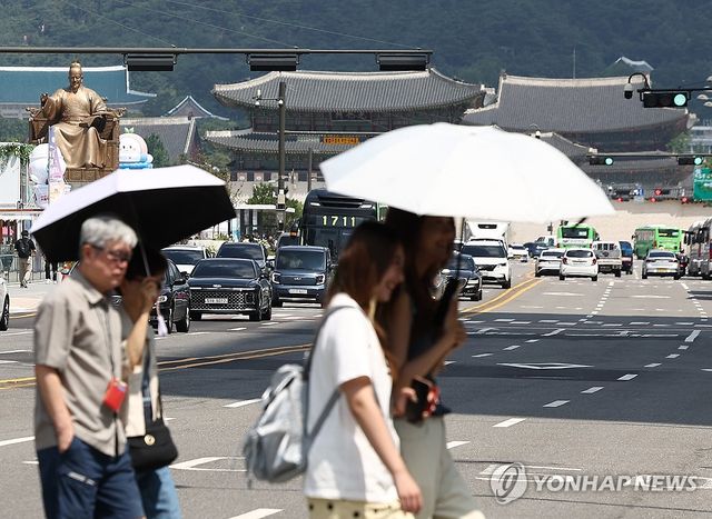 계속되는 폭염에 양산 필수