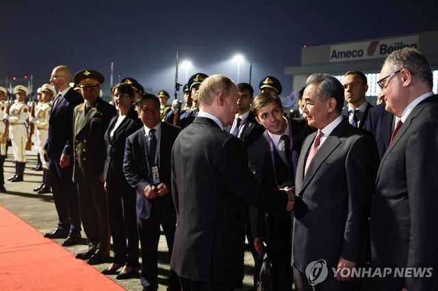 서우두공항에서 왕이 외교부장 배웅 받는 푸틴 러시아 대통령