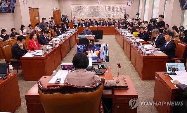 의사봉 두드리는 추미애 법사위원장