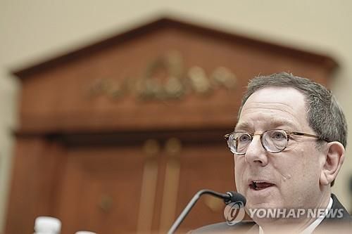 미 하원 증언 중인 마이클 실 노스웨스턴대 총장