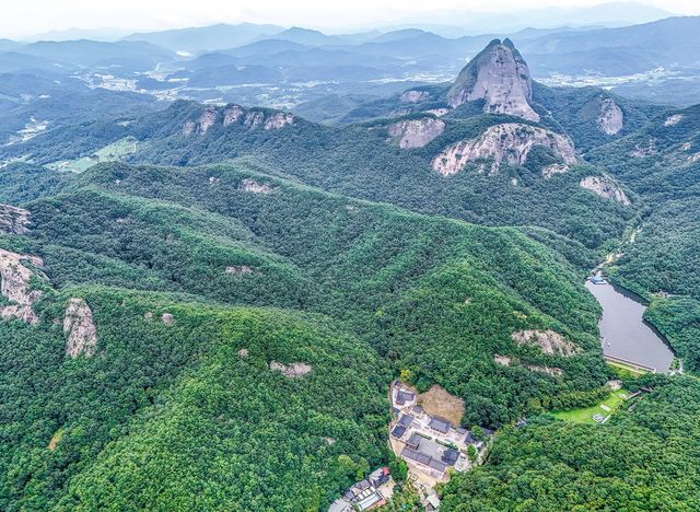 마이산 전경. 봉우리 밑으로 탑영제와 금당사가 보인다. [사진/백승렬 기자]